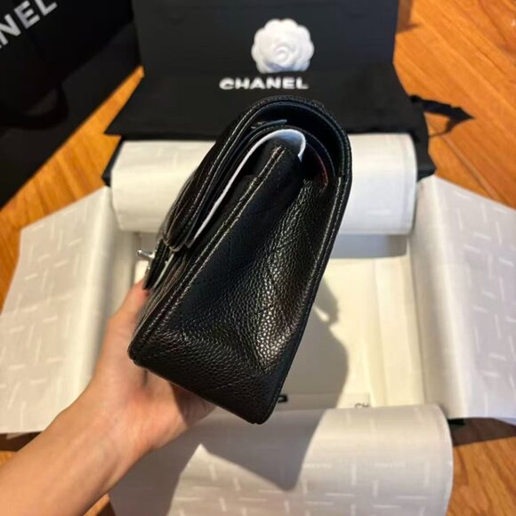 Classic CHANEL Bag: A Stylish and Versatile Choice for Elegance - Picture 4 of 6